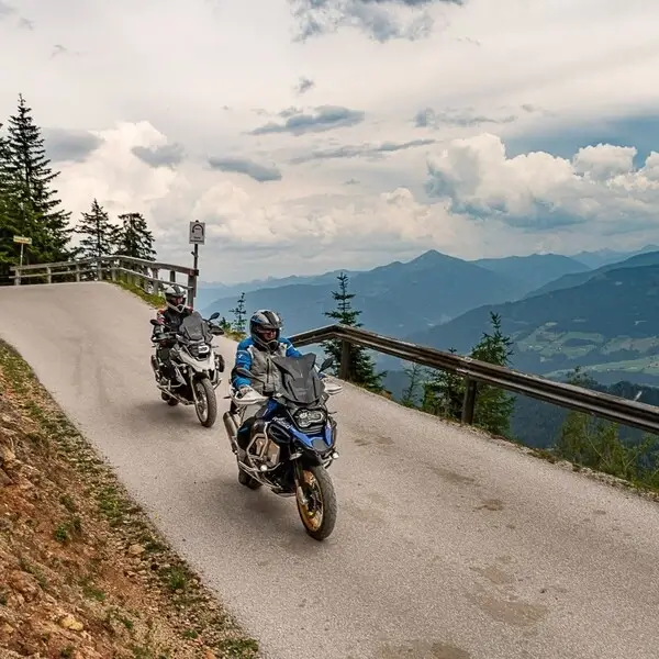 An exemplary picture of a scenic route was discovered by Kurviger, which has been fully documented by the tour recording to be relived or shared.